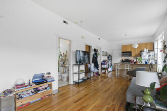 1351 N Washtenaw Ave, Unit 2 in Chicago, IL - Building Photo - Building Photo