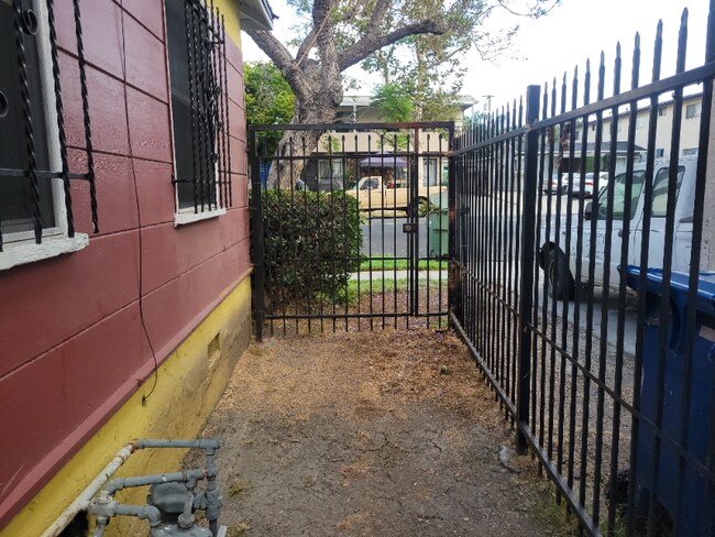 522 E Hyde Park Pl-Unit -522 in Inglewood, CA - Foto de edificio - Building Photo