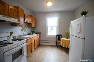 88 Riverview Ave in New London, CT - Building Photo