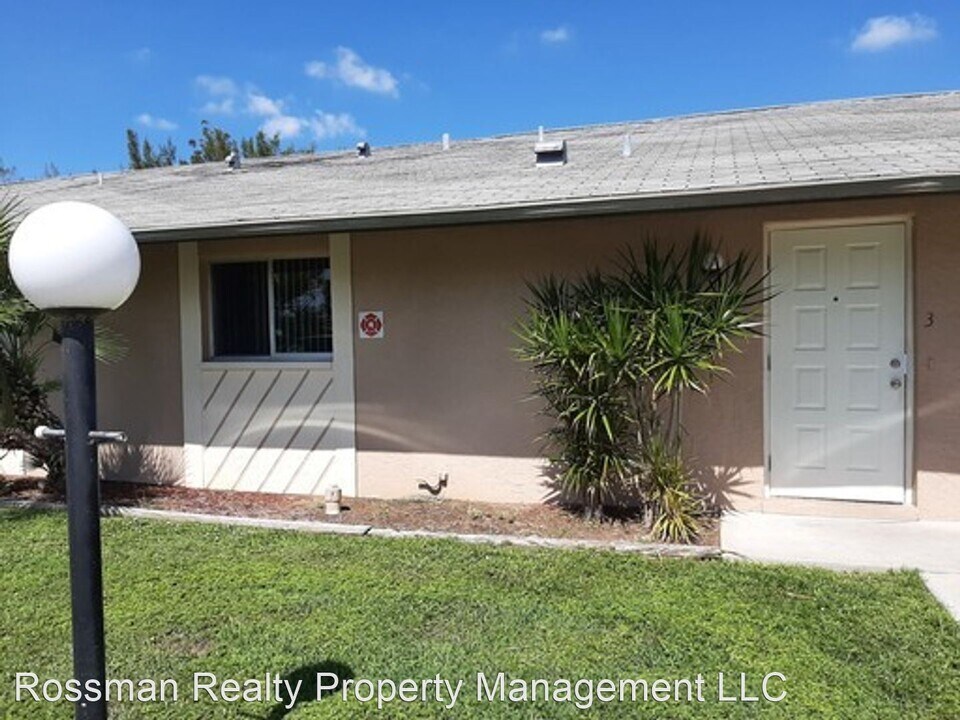 923 Gleason Pkwy in Cape Coral, FL - Foto de edificio