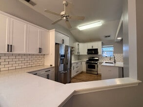 1391 Grayshire Ct in Elgin, IL - Building Photo - Building Photo