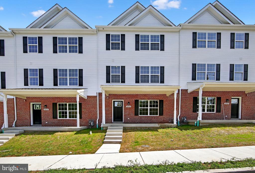 1016 Violet St in Norristown, PA - Building Photo
