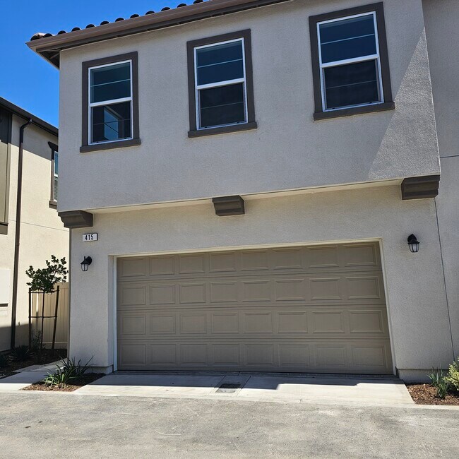 415 Willow Run Ln in Carson, CA - Building Photo - Building Photo