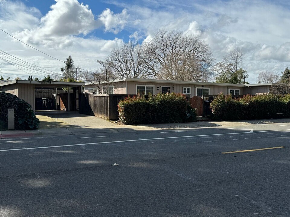 5200 Elvas Ave in Sacramento, CA - Building Photo