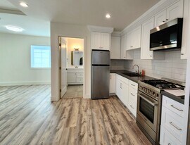 6235 Aura Ave, Unit 6237 in Tarzana, CA - Building Photo