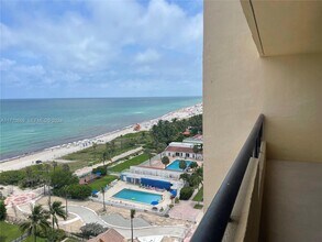 2555 Collins Ave in Miami Beach, FL - Building Photo - Building Photo