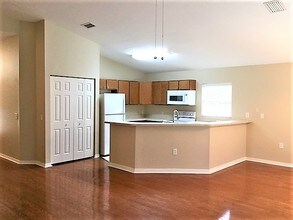 7011 Silverwood Dr in New Port Richey, FL - Foto de edificio - Building Photo