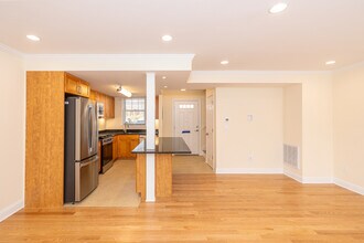 20 Thornton Rd in Chestnut Hill, MA - Foto de edificio - Interior Photo