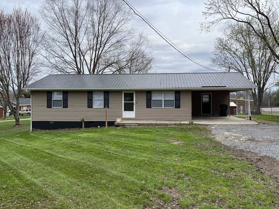 1031 W Vann Rd in Greeneville, TN - Building Photo