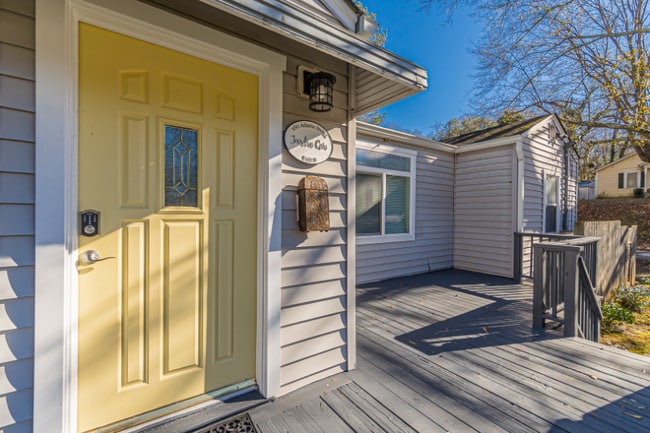 160 Adams St, Unit B in Clarkesville, GA - Foto de edificio - Building Photo