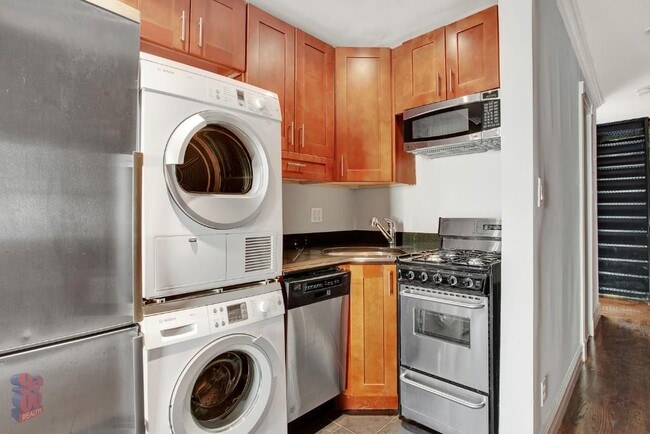 411 E 12th St in New York, NY - Building Photo - Building Photo