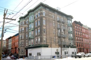 215-219 10th St Apartamentos