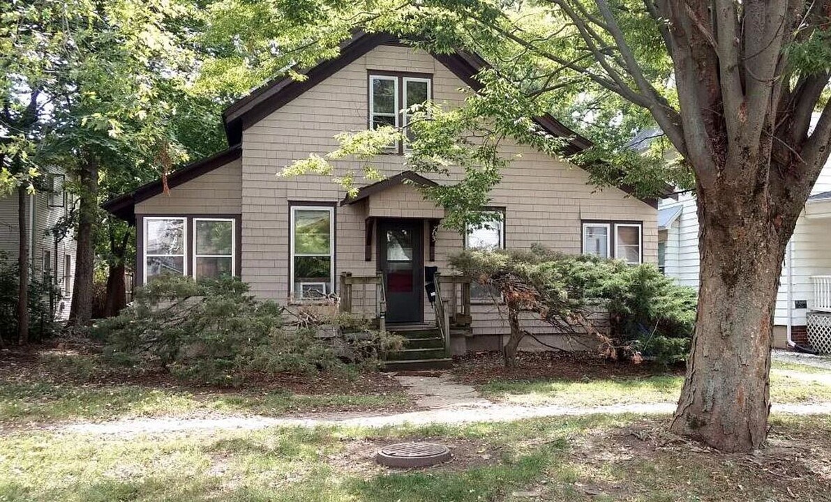 703 W High St in Urbana, IL - Building Photo