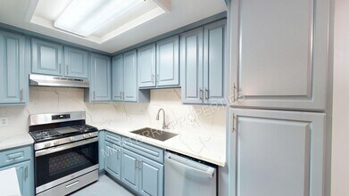 1001 MacArthur Blvd in Santa Ana, CA - Building Photo - Building Photo