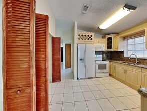 2522 W 72nd St in Hialeah, FL - Building Photo - Building Photo
