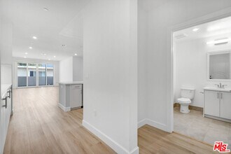 1832 S Barrington Ave in Los Angeles, CA - Building Photo - Building Photo