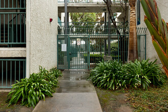 Westside Condominiums in Winnetka, CA - Foto de edificio - Building Photo