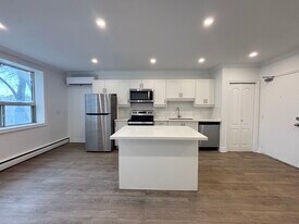 112 St Joseph's Dr in Hamilton, ON - Building Photo