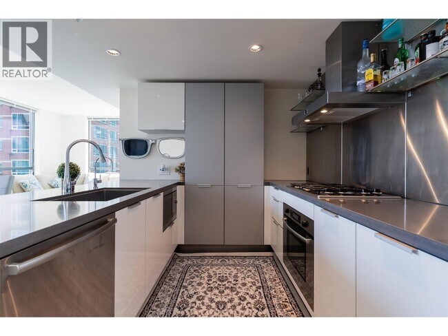 788 Richards St in Vancouver, BC - Building Photo - Building Photo