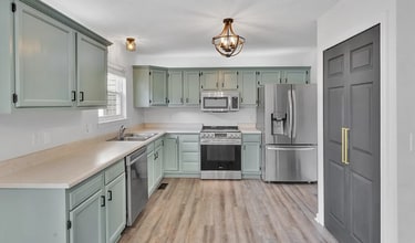 2002 Ashburn Ct in Jeannette, PA - Building Photo - Building Photo