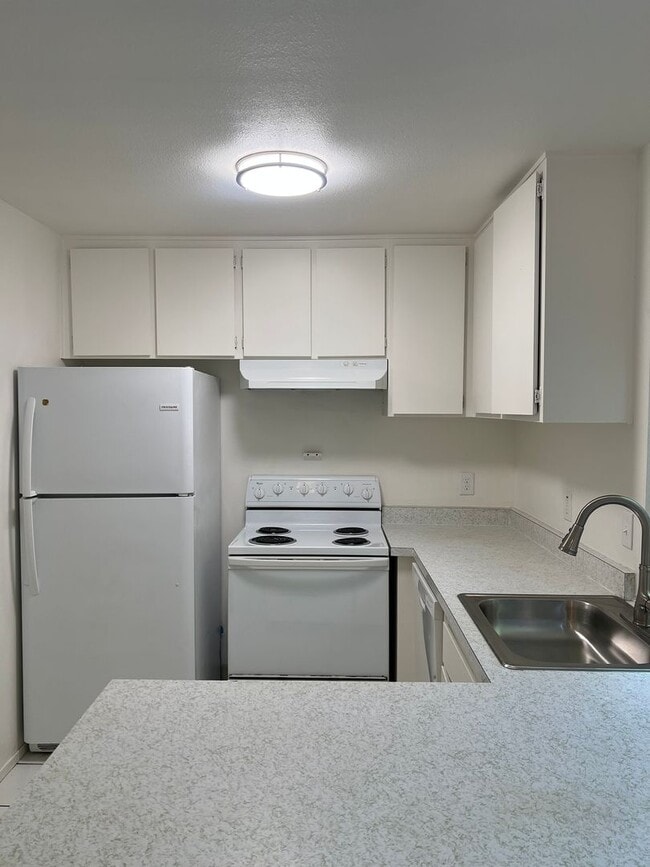 8855 Salmon Falls Dr in Sacramento, CA - Building Photo - Building Photo