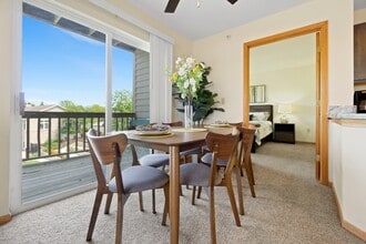 Saddle Brook Apartments in Pewaukee, WI - Foto de edificio - Building Photo