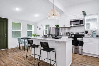 243 Porter St in San Antonio, TX - Building Photo - Building Photo