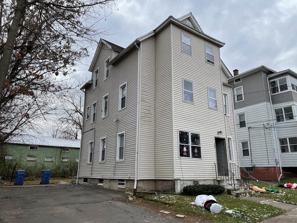 105 Rhodes St in New Britain, CT - Building Photo