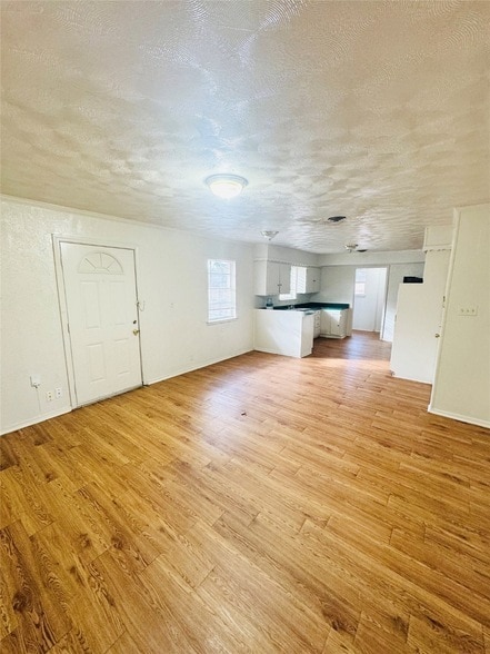 6820 Dart Ave in Dallas, TX - Foto de edificio - Building Photo