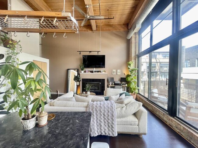 property at 1935 N Fairfield Ave