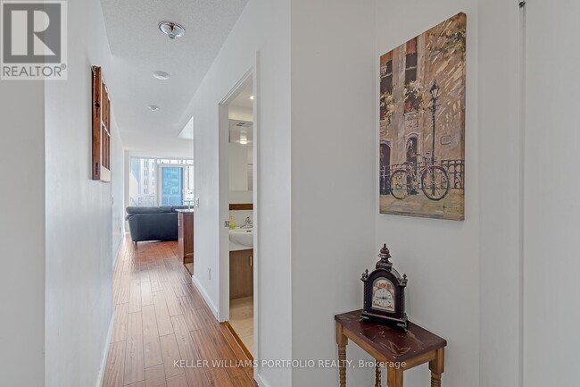 218-218 Queens Quay W in Toronto, ON - Building Photo - Building Photo