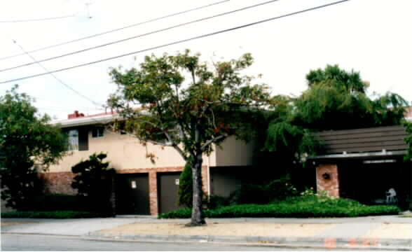 The Carriage House in El Cerrito, CA - Foto de edificio - Building Photo