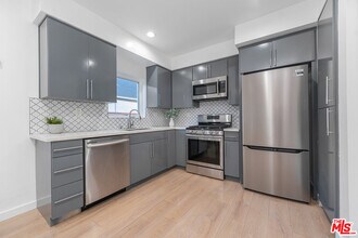 10706 Camarillo St in Los Angeles, CA - Building Photo - Building Photo