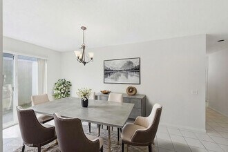 1239 Sussex St in Boynton Beach, FL - Foto de edificio - Building Photo