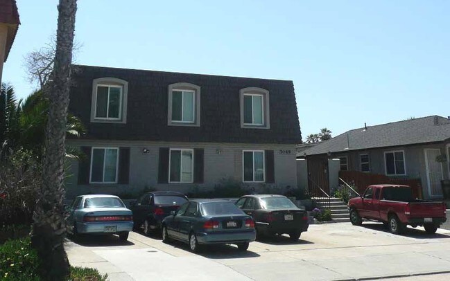 5069 Saratoga Ave in San Diego, CA - Foto de edificio - Building Photo