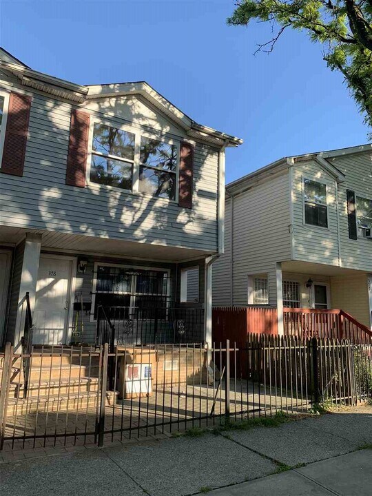 378-380 Halladay St in Jersey City, NJ - Foto de edificio