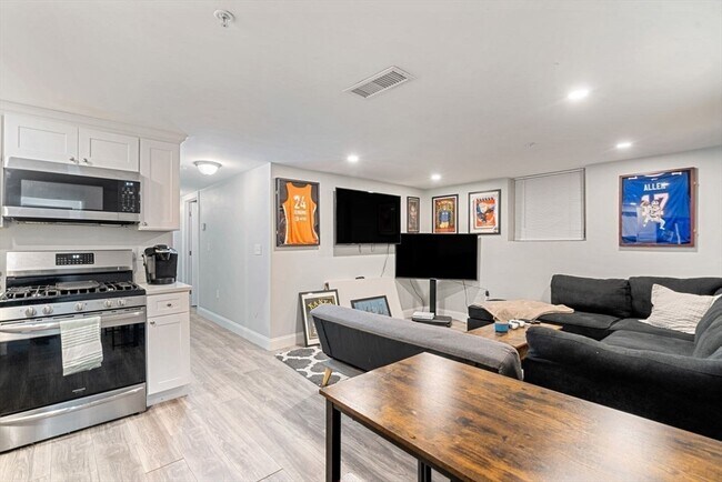 594 E 2nd St, Unit 1 in Boston, MA - Foto de edificio - Building Photo