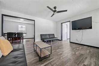 541 Trails End Dr in Cleveland, TX - Foto de edificio - Building Photo