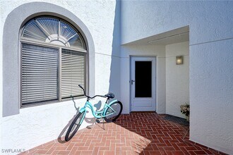 613 Beachwalk Cir in Naples, FL - Building Photo - Building Photo