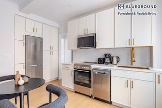 244 W 72nd St in New York, NY - Building Photo - Building Photo