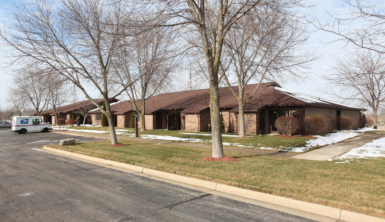 Willow Tree Village in Eaton Rapids, MI - Foto de edificio