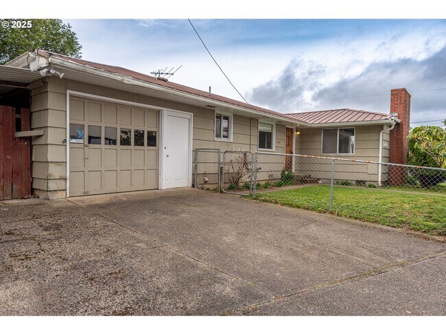 1600 Maryland Ave in Myrtle Point, OR - Building Photo - Building Photo