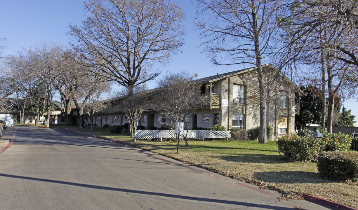 Tanglewood Apartments in Arlington, TX - Building Photo