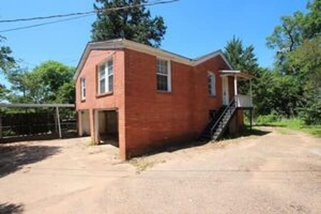 property at 1420 E Houston St