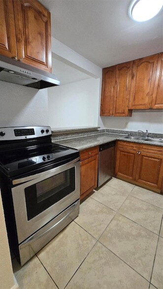 15205 NE 6th Ave, Unit D109 in Miami, FL - Building Photo