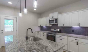 2112 Oak Hollow St in Longview, TX - Building Photo - Building Photo