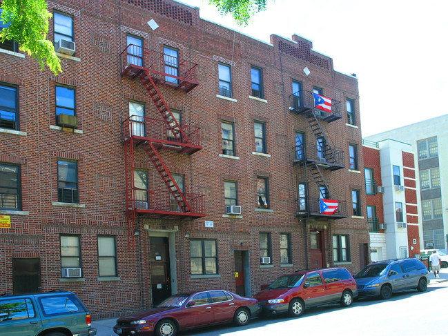 304 E 183rd St in Bronx, NY - Foto de edificio - Building Photo