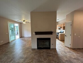821 W Packwood Ct in Visalia, CA - Building Photo - Building Photo