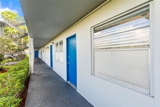 301 SW 135th Ave in Pembroke Pines, FL - Building Photo - Building Photo