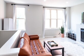 706 W Evergreen Ave in Chicago, IL - Building Photo - Building Photo